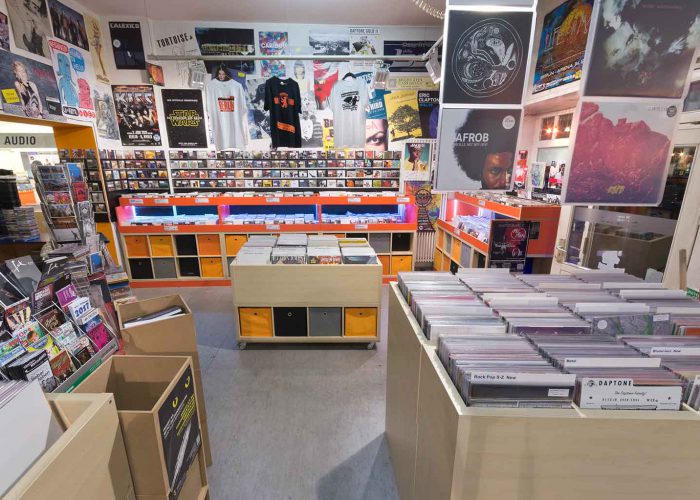 Unser rollbares Vinylregal um Platz für InStore Gigs zu haben